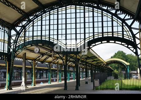 Den Bosch, pays-Bas - 15 août 2023 : quai à la gare avec la lumière du soleil qui brille à travers les anciens vitraux en plomb (vitraux) Banque D'Images