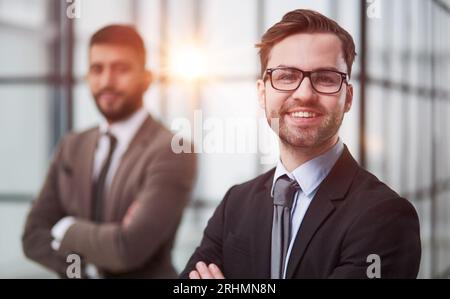 Des collègues souriant et posant pour la caméra avant une réunion de travail. Banque D'Images