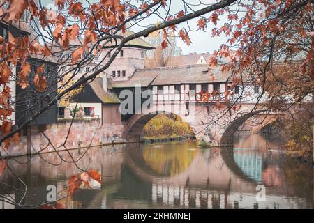 Nuremberg Altstadt point de repère. Maisons médiévales et pont Henkersteg sur la rivière Pegnitz. Vieille ville de Nuremberg, Allemagne. Paysage d'automne dans la vieille ville. Banque D'Images