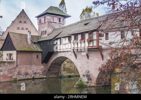 Nuremberg Altstadt point de repère. Maisons médiévales et pont Henkersteg sur la rivière Pegnitz. Vieille ville de Nuremberg, Allemagne. Paysage d'automne dans la vieille ville. Banque D'Images