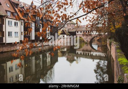 Nuremberg Altstadt point de repère. Maisons médiévales et pont Henkersteg sur la rivière Pegnitz. Vieille ville de Nuremberg, Allemagne. Paysage d'automne dans la vieille ville. Banque D'Images