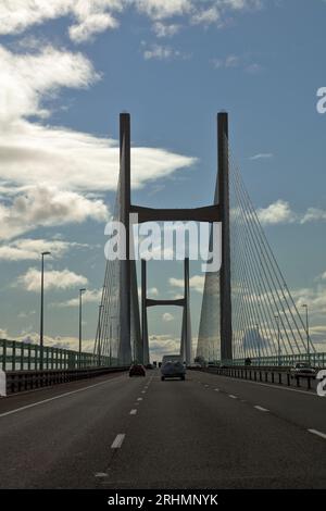 Là où l'autoroute M4 traverse la rivière Severn en direction du pays de Galles avec ses hauts piliers en béton qui surplombent les trois voies de circulation. Banque D'Images