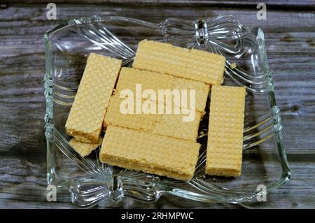 Gaufrettes biscuits croquants remplis de gousses de remplissage de vanille, plusieurs couches de garniture délicate de crème de vanille sont maintenues par cinq gaufrettes croustillantes, mangées comme un Banque D'Images