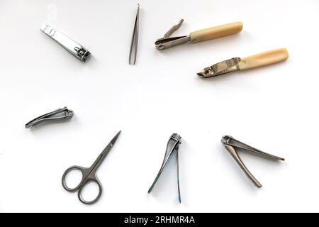 Coupe-ongles et ciseaux isolés en blanc. Banque D'Images