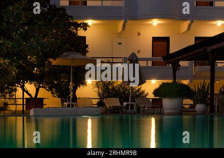 Piscine dans l'hôtel sur la mer Méditerranée à Rhodes Banque D'Images