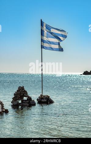 Drapeau grec sur la plage Banque D'Images