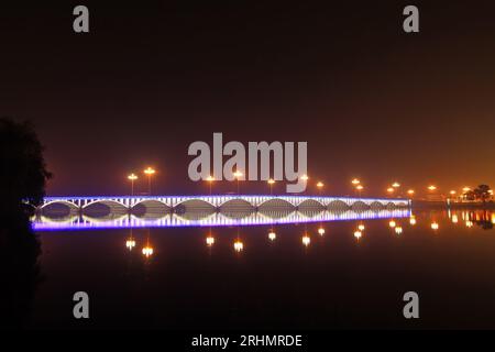 pont brillamment illuminé dans la rivière la nuit, nord de la chine Banque D'Images