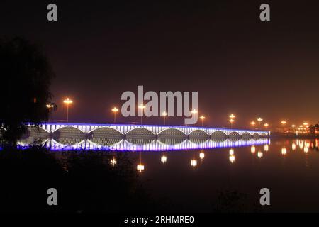 pont brillamment illuminé dans la rivière la nuit, nord de la chine Banque D'Images