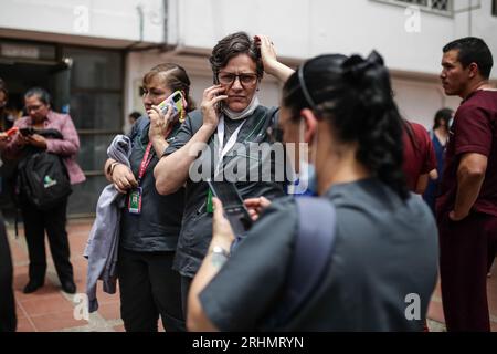 Bogota, Colombie. 17 août 2023. Des gens sont vus dans la rue pour éviter le tremblement de terre à Bogota, en Colombie, le 17 août 2023. Un tremblement de terre de magnitude 6,1 a frappé jeudi le centre de la Colombie, causant un décès et de graves dommages dans les départements de Meta et Cundinamarca, ont indiqué les autorités. Crédit : Jhon Paz/Xinhua/Alamy Live News Banque D'Images