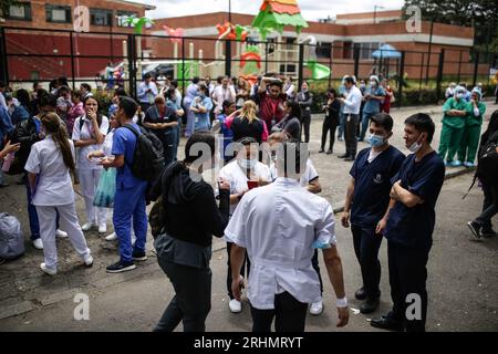 Bogota, Colombie. 17 août 2023. Des gens sont vus dans la rue pour éviter le tremblement de terre à Bogota, en Colombie, le 17 août 2023. Un tremblement de terre de magnitude 6,1 a frappé jeudi le centre de la Colombie, causant un décès et de graves dommages dans les départements de Meta et Cundinamarca, ont indiqué les autorités. Crédit : Jhon Paz/Xinhua/Alamy Live News Banque D'Images