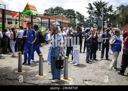 Bogota, Colombie. 17 août 2023. Des gens sont vus dans la rue pour éviter le tremblement de terre à Bogota, en Colombie, le 17 août 2023. Un tremblement de terre de magnitude 6,1 a frappé jeudi le centre de la Colombie, causant un décès et de graves dommages dans les départements de Meta et Cundinamarca, ont indiqué les autorités. Crédit : Jhon Paz/Xinhua/Alamy Live News Banque D'Images