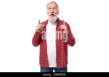 beau génie 60s homme âgé avec une barbe grise dans une chemise a une idée Banque D'Images