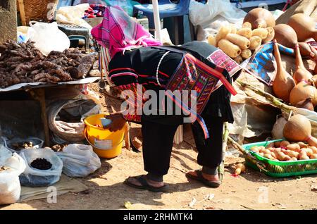 Mode de vie de l'étalage de colporteur tribu traditionnelle Akha et tribu hmong vendant des produits indigènes et des biens de sagesse dans le marché local de bazar à Doi Mae S. Banque D'Images