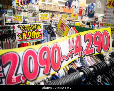 Tokyo. 15 août 2023. Cette photo prise le 15 août 2023 montre un magasin de vêtements à Tokyo, au Japon. Les prix à la consommation de base du Japon ont augmenté pour le 23e mois de juillet de l'année, a déclaré le gouvernement dans un rapport vendredi. Crédit : Zhang Xiaoyu/Xinhua/Alamy Live News Banque D'Images