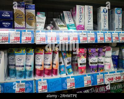 Tokyo. 16 août 2023. Cette photo prise le 16 août 2023 montre une étagère dans un supermarché à Tokyo, au Japon. Les prix à la consommation de base du Japon ont augmenté pour le 23e mois de juillet de l'année, a déclaré le gouvernement dans un rapport vendredi. Crédit : Zhang Xiaoyu/Xinhua/Alamy Live News Banque D'Images