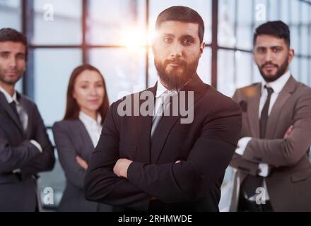 Portrait de groupe de quatre jeunes gens d'affaires prospères. Une équipe de 4 hommes d'affaires heureux et confiants dans des tenues de bureau intelligentes Banque D'Images