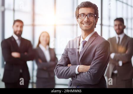 Portrait photographié en tête divers employés debout dans le bureau, posant pour la photo Banque D'Images