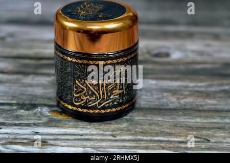 Gizeh, Égypte, juillet 21 2023 : l'encens Oud en pierre noire, un matériau biotique aromatique qui libère de la fumée parfumée lorsqu'il est brûlé. Le terme est utilisé pour eith Banque D'Images