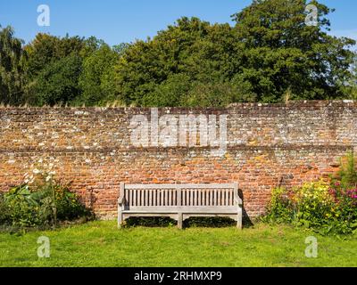 Mur de jardin avec sièges, Old Tudor, jardin clos, Basing House, Old Basing, Basingstoke, Hampshire, Angleterre, Royaume-Uni, GB. Banque D'Images