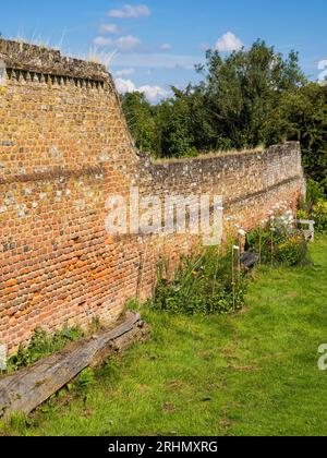 Mur de jardin avec sièges, Old Tudor, jardin clos, Basing House, Old Basing, Basingstoke, Hampshire, Angleterre, Royaume-Uni, GB. Banque D'Images