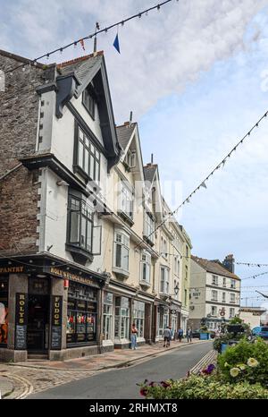 Les baignoires à fleurs et les lumières apportent une atmosphère festive à Southside Street sur la Barbican historique de Plymouth. Un mélange original de petits magasins, maisons publiques et re Banque D'Images