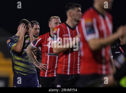 Le gardien de Derry City Brian Maher (à gauche) est consolé par ses coéquipiers après avoir perdu sur les pénalités lors de la troisième qualification de l'UEFA Europa Conference League, deuxième match à Tallaght Stadum, Dublin. Date de la photo : jeudi 17 août 2023. Banque D'Images