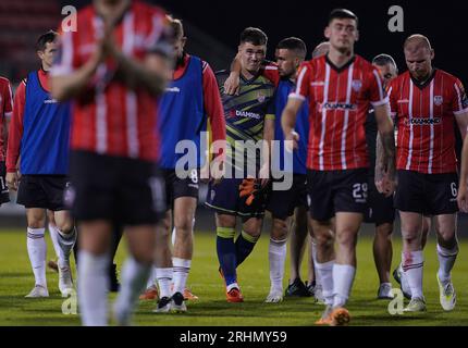 Brian Maher (au centre), le gardien de Derry City, est consolé par ses coéquipiers après avoir perdu sur les pénalités lors du match de troisième qualification de l'UEFA Europa Conference League, deuxième étape à Tallaght Stadum, Dublin. Date de la photo : jeudi 17 août 2023. Banque D'Images