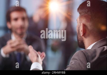 Collègues agréables parlant à la table dans le bureau Banque D'Images