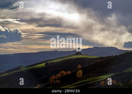 colline del Montefeltro nei caldi colori autunnali Banque D'Images