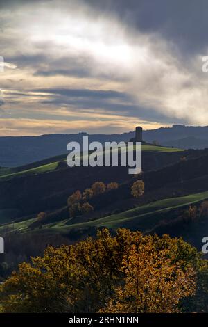 colline del Montefeltro nei caldi colori autunnali Banque D'Images