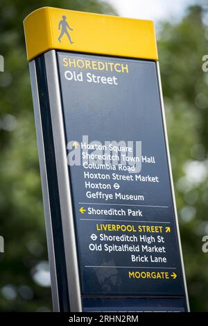 Panneau piétonnier Shoreditch Old Street dans l'est de Londres indiquant les sites et destinations locaux, y compris Hoxton, Brick Lane et Moorgate. Banque D'Images