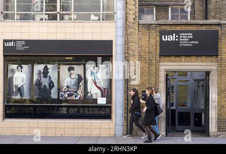 Les étudiants passent devant le campus de l'University of the Arts London, London College of Fashion dans le centre de Londres, en Angleterre. Banque D'Images