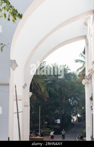 Old Goa, Inde - janvier 2023 : les hautes arches de l'ancien bâtiment de l'époque portugaise du Musée d'Art chrétien dans le vieux Goa. Banque D'Images