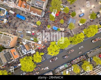 Place du marché Westerstraat sur Koningsdag Kings Day festivités à Amsterdam. Anniversaire du roi. Vu de l'hélicoptère. Banque D'Images