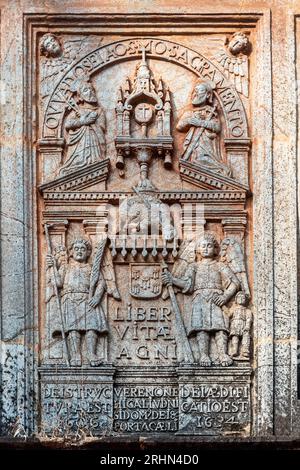 Old Goa, Inde - janvier 2023 : belles sculptures en pierre de l'époque portugaise du 17e siècle sur les murs de l'ancien couvent de Santa Monica dans Old Goa. Banque D'Images