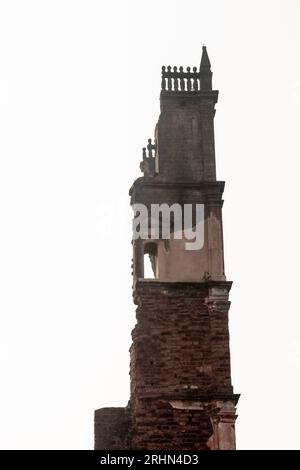 La haute flèche brisée de l'ancienne ère portugaise St. Tour Augustine dans le site du patrimoine de l'UNESCO de Old Goa. Banque D'Images