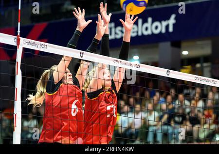 Dusseldorf/ Allemagne. 17/08/2023, Bloc de gauche à droite Antonia STAUTZ (GER) et Camilla WEITZE (GER), action, défense, Grèce (GRE) - Allemagne GER) 0 : 3, le 17 août 2023 Championnat d'Europe de volleyball féminin, à partir du 15 août. - 03.09.2023 à Dusseldorf/ Allemagne. Banque D'Images