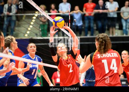 Dusseldorf/ Allemagne. 17/08/2023, scène du match, passe par Pia KAESTNER (Kastner) (GER), action, Grèce (GRE) - Allemagne GER) 0 : 3, le 17 août 2023 Championnat d'Europe de volleyball féminin, à partir du 15 août. - 03.09.2023 à Dusseldorf/ Allemagne. Banque D'Images