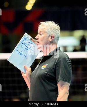 Dusseldorf/ Allemagne. 17/08/2023, l'entraîneur/ Bundescoach Vital HEYNEN (GER) donne des instructions, avec le conseil tactique Grèce (GRE) - Allemagne GER) 0:3, le 17 août 2023 Championnat d'Europe de volleyball féminin, à partir du 15 août. - 03.09.2023 à Dusseldorf/ Allemagne. Banque D'Images