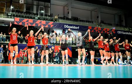 Dusseldorf/ Allemagne. 17/08/2023, jubilation finale Team GER ; la Ola, de gauche à droite Lena STIGROT (GER), Pia KAESTNER (Kastner)(GER), Corina GLAAB (GER), Anna POGANY (GER), Hanna ORTHMANN (GER), Annie CESAR (GER), Lina ALSMEIER (GER), Antonia STAUTZ (GER), Laura EMONTS (GER), Rica MAASE (GER), Marie SCHOELZEL (Scholzel) (GER) Grèce (GRE) - Allemagne GER) 0 : 3, sur 17.08.2023 Championnats d'Europe de volleyball féminin, à partir de 15,08 . - 03.09.2023 à Dusseldorf/ Allemagne. Banque D'Images