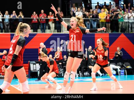 Dusseldorf/ Allemagne. 17/08/2023, Dusseldorf, Deutschland. 17 août 2023. Jubilation Team GER, de gauche à droite Antonia STAUTZ (GER), Camilla WEITZE (GER), Lena STIGROT (GER) Grèce (GRE) - Allemagne GER) 0 : 3, le 08/17/2023 Championnat d'Europe de volleyball féminin, à partir de 08.15. - 03.09.2023 à Dusseldorf/ Allemagne. Crédit : dpa/Alamy Live News Banque D'Images