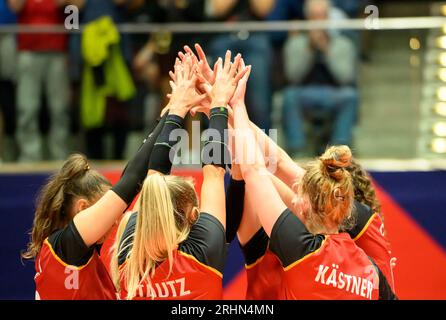 Dusseldorf/ Allemagne. 17/08/2023, Feature, jubilation Team GER, Grèce (GRE) - Allemagne GER) 0 : 3, le 17 août 2023 Championnat d'Europe de volleyball féminin, du 15 au 03.09.2023 août à Dusseldorf/ Allemagne. Banque D'Images