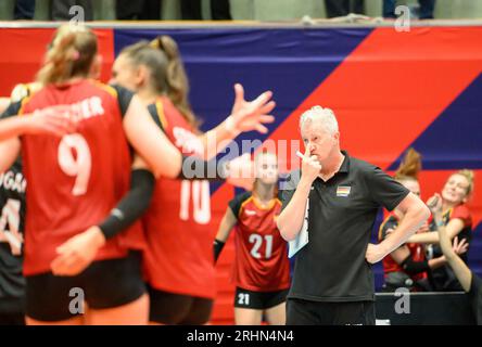 Dusseldorf/ Allemagne. 17/08/2023, entraîneur/ Bundescoach Vital HEYNEN (GER) geste, gestes, devant son équipe Grèce (GRE) - Allemagne GER) 0 : 3, le 17 août 2023 Championnat d'Europe de volleyball féminin, à partir du 15 août. - 03.09.2023 à Dusseldorf/ Allemagne. Banque D'Images