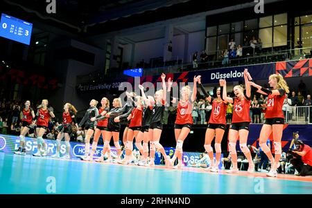 Dusseldorf/ Allemagne. 17/08/2023, finale jubilation Team GER ; la Ola, Grèce (GRE) - Allemagne GER) 0 : 3, le 17 août 2023 Championnat d'Europe de volleyball féminin, du 15 au 03.09.2023 août à Dusseldorf/ Allemagne. Banque D'Images