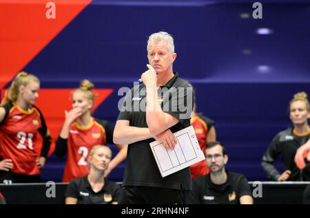 Dusseldorf/ Allemagne. 17/08/2023, coach/ Bundescoach Vital HEYNEN (GER) geste, gestes. Grèce (GRE) - Allemagne GER) 0 : 3, le 17 août 2023 Championnat d'Europe de volleyball féminin, du 15 au 03.09.2023 août à Dusseldorf/ Allemagne. Banque D'Images