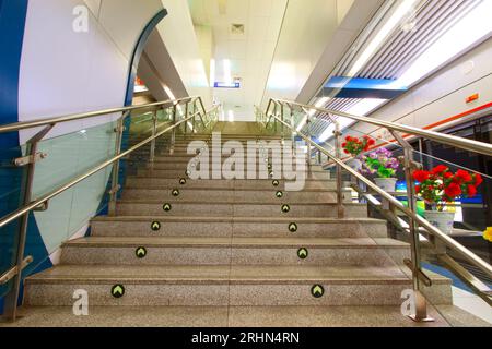 Les escaliers dans la station de métro de la ville, Pékin, chine Banque D'Images