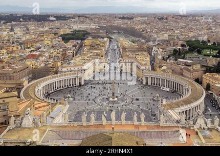 ROME, VATICAN - MARTH 9, 2023 : Ceci est un panorama de la ville de la hauteur de Saint Basilique Pierre. Banque D'Images