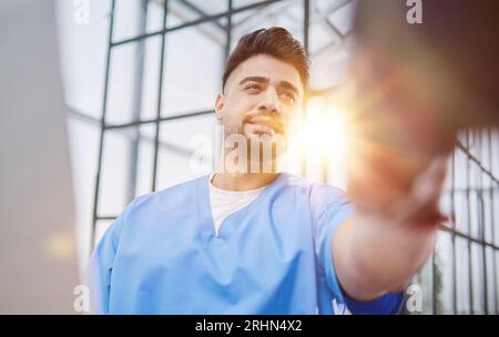 Médecin tenant la radiographie du patient expliquant le diagnostic dans la salle d'attente. Banque D'Images