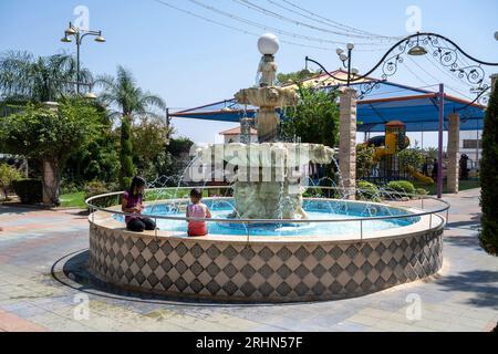 La fontaine du jardin de la paix à Ghajar (arabe : غجر, aussi Rhadjar), est un village alaouite-arabe sur la rivière Hasbani, à la frontière entre le Liban Banque D'Images