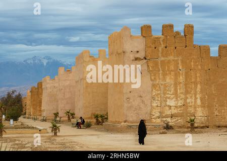 Afrique du Nord. Maroc. Taroudant. Une femme dans un chador devant les murs de la ville Banque D'Images